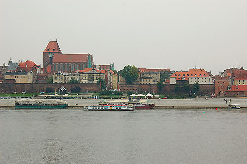Toruń - Strona centralna panoramy  od strony Wisły.jpg