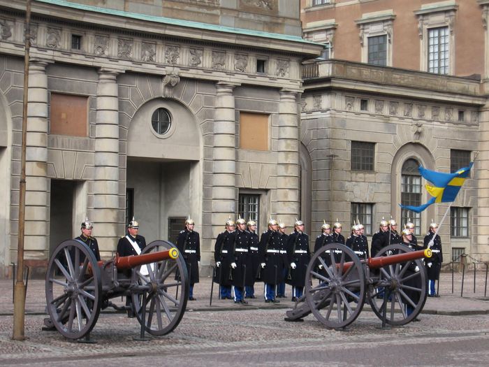 Szwecja - zmiana warty przed Pałacem Królewskim.jpg