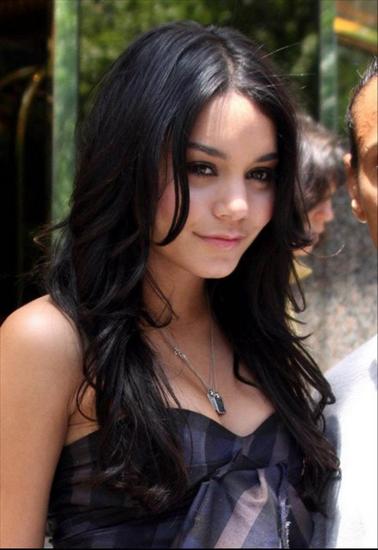 vanessa-gabi - 21921_Celebs4ever-com_Vanessa_Hudgens_out_and_about_in_New_York_City__July_1_2008-03_122_1029lo1.jpg