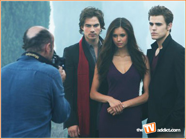 Pamiętniki Wampirów - Vampire-Diaries-the-vampire-diaries-7316295-385-288.jpg