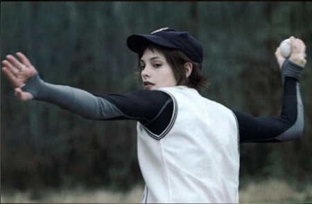 Saga  twilight - alice-throwing-baseball.jpg