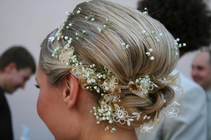Uczesania - wedding-hairstyle-with-small-white-flowers.jpg