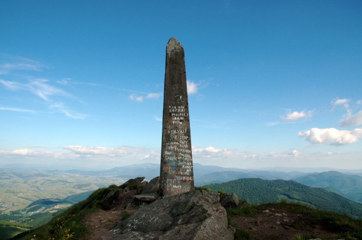 Bieszczady - Pikuj obelisk.jpg