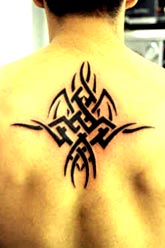 Tatuaże na plecach - tribal15.jpg