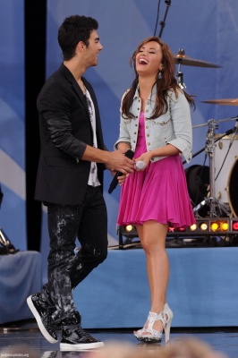 Jonas Brothers i Demi Lovato GMA 13.08 - Zdjęcia - normal_27.jpg