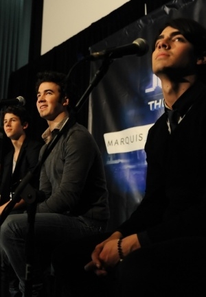 Jonas Brothers - 12387427111.jpg