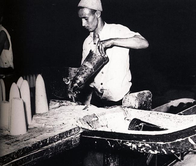 Photographs of Wo... - Clio Team 1920-1925  Ouvrier nord-africains dans une raffineerie de sucre.jpg