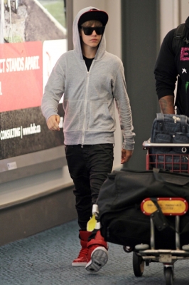 Justin Bieber na lotnisku w Vancouver - normal_008.jpg