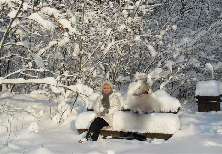 W zimowej scenerii - Po męczącym spacerze odpoczynek na puchowej ławeczce.JPG