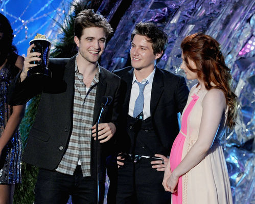 MTV Movie Awards 2011 - normal_Robert_Pattinson_MTV_Movie_Awards_Best_Fight_17.jpg