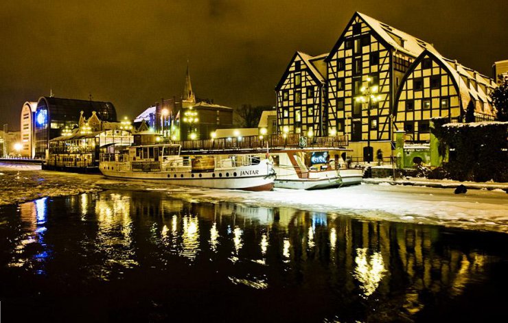Bydgoszcz nocą - nadbrzerze Brdy w zimową noc.jpg
