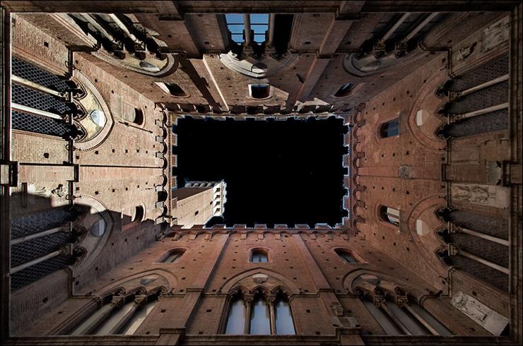 architektura - italy_siena_court_tower_looking-up_01.png