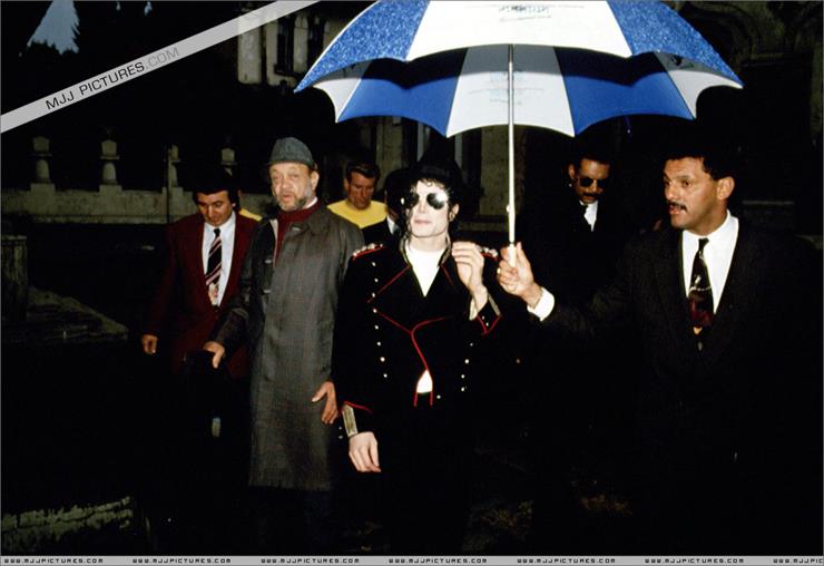 1992.01.01 - Michael stops and visits children at an Romanian orphanage in 1992 during his Dangerous tour - 009.jpg