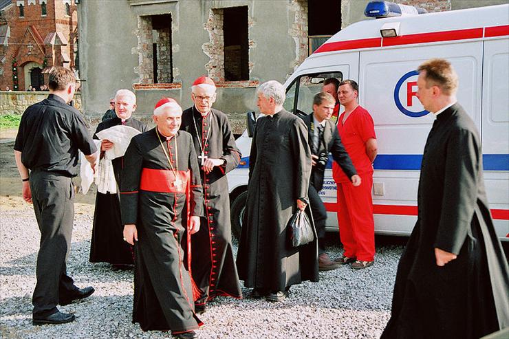 Benedykt  XVI - 800px-Ratzinger_Szczepanow_2003_81.jpg