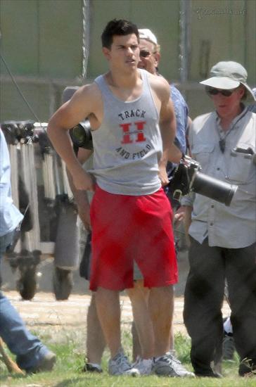 Valentines Day - gallery_enlarged-taylor-lautner-valentines-day-set-track-and-field-2-07302009-15.jpg