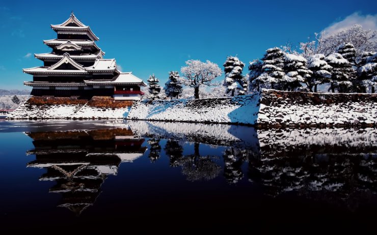 Zamki - japanese castle reflection.jpg