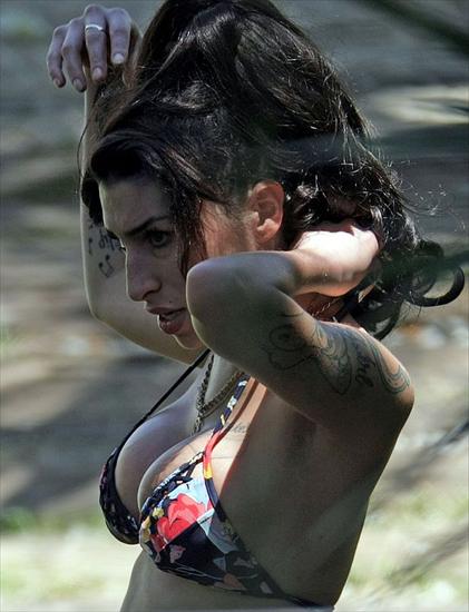 Biusty - znane i nie znane - Amy Winehouse1.jpg