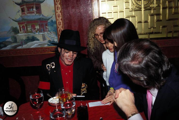 1990.04.06 - Michael Jackson attends t... - michael-jackson-attends-the-opening-of...f-donald-trumps-taj-mahal-casino47-m-2.jpg