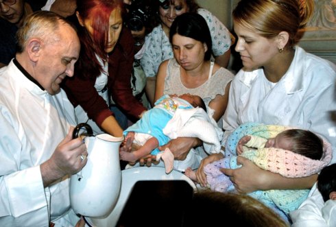  PAPIEŻ  FRANCISZEK - Wielki Czwartek Jorge Bergogli obmywa stopy noworodków w szpitalu w Buenos Aires1.jpg